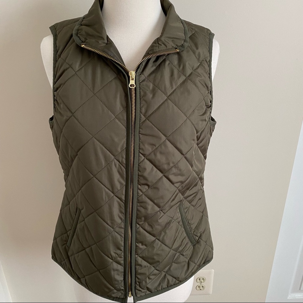 Old Navy quilted vest size Small.